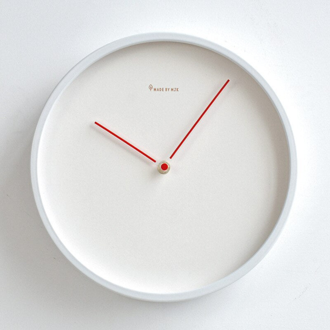 Minimalistische wandklok met stil quartzmechanisme en duurzame materialen