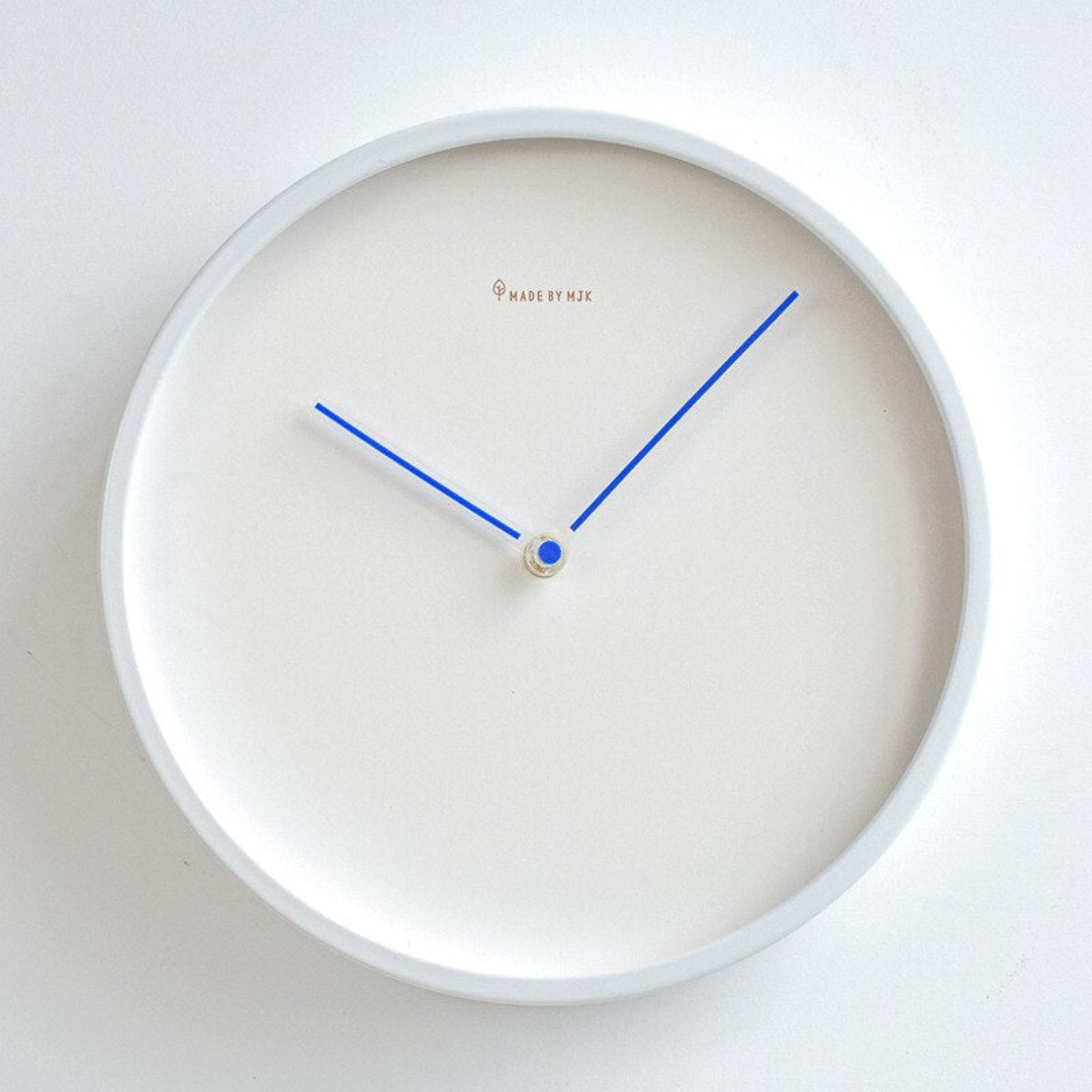 Minimalistische wandklok met stil quartzmechanisme en duurzame materialen