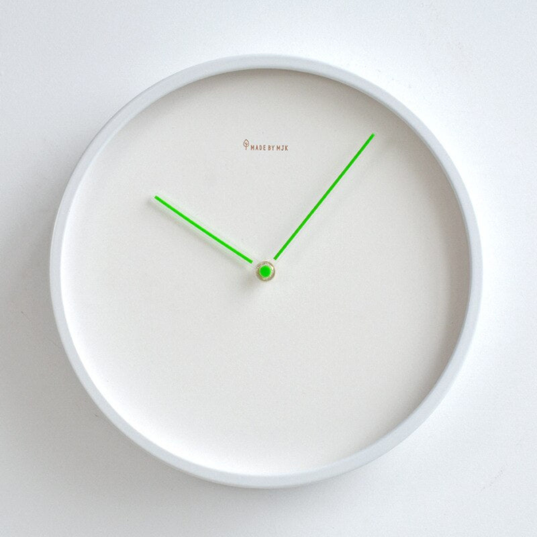 Minimalistische wandklok met stil quartzmechanisme en duurzame materialen