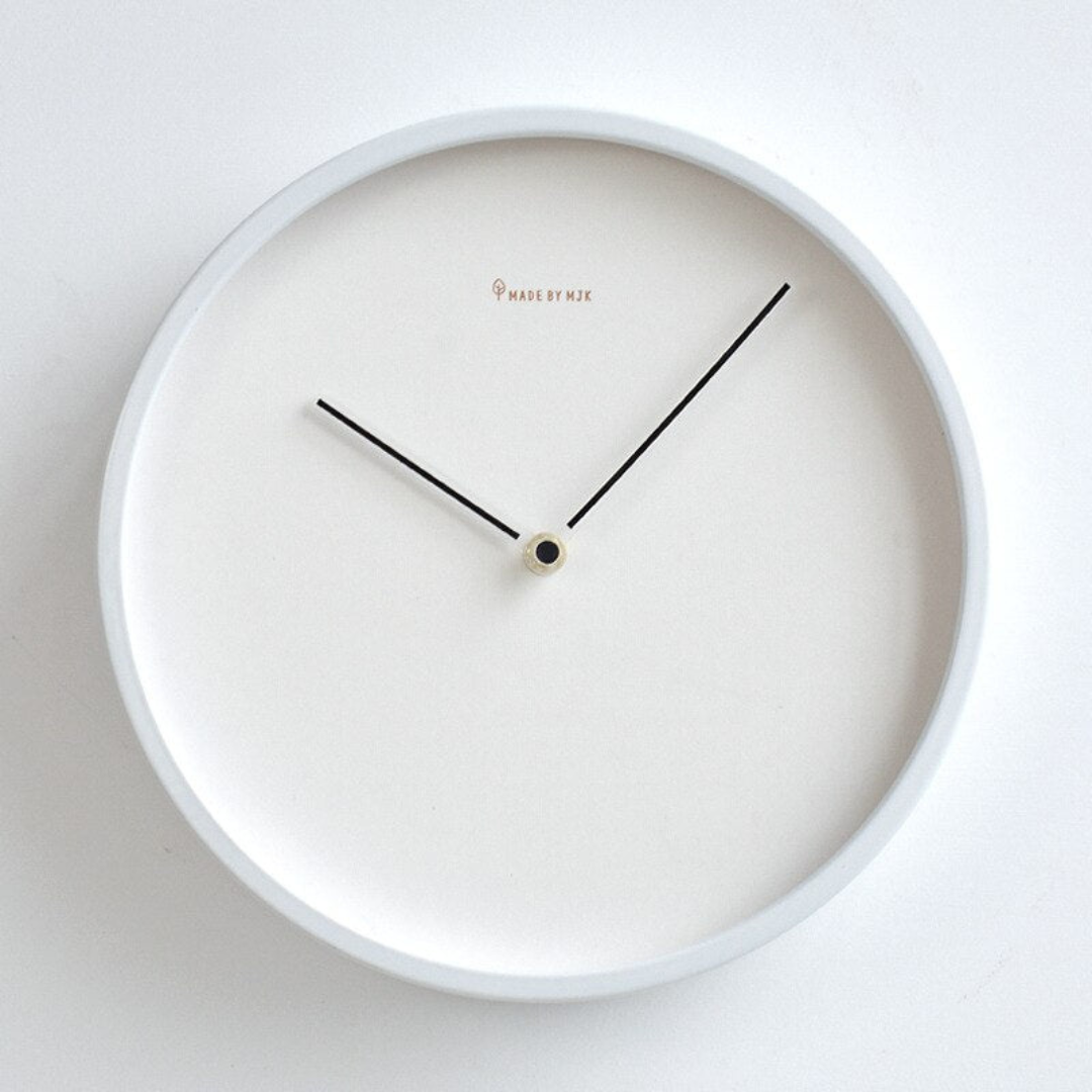 Minimalistische wandklok met stil quartzmechanisme en duurzame materialen