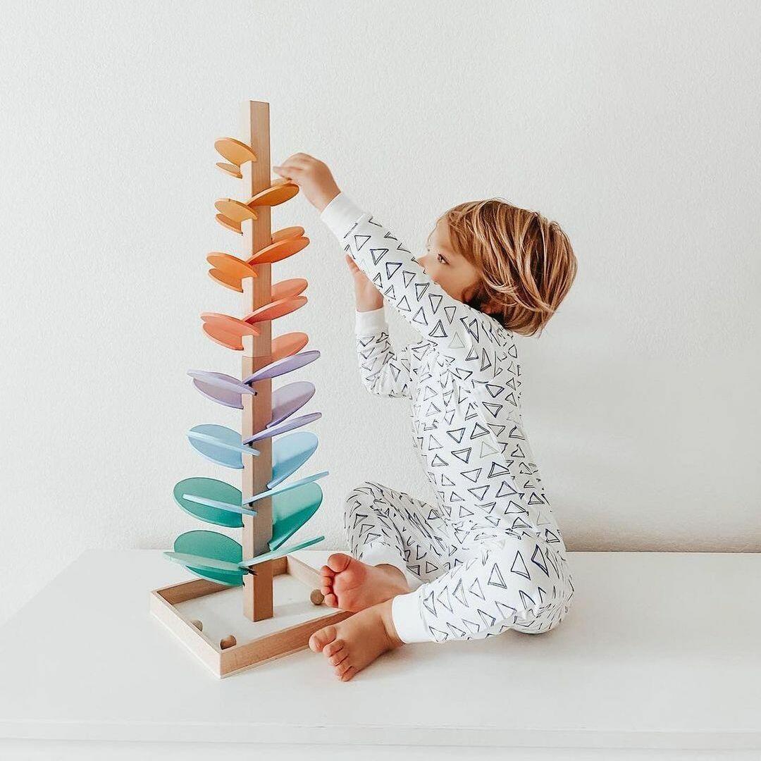 Montessori Knikkerboom – Educatief speelgoed voor kinderen van 2 jaar met motorische en auditieve stimulatie