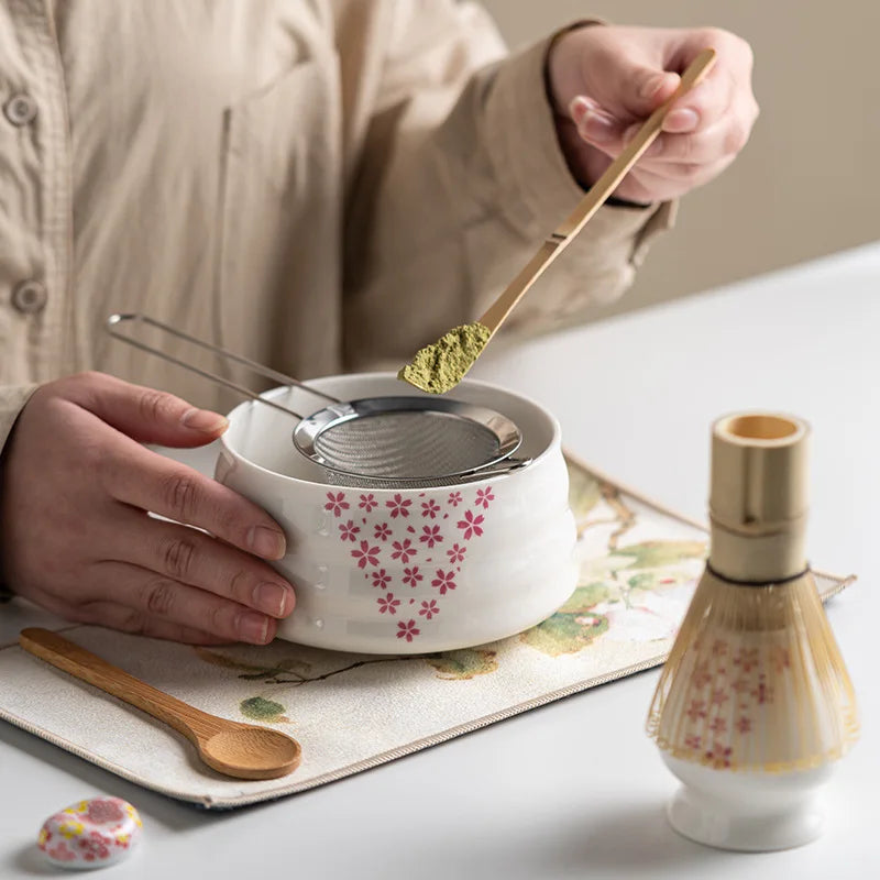 8-Delig Matcha Set met Keramische Kom, Bambus Klopper en Melkschuimer in Sakura Design voor Authentieke Thee-ervaring
