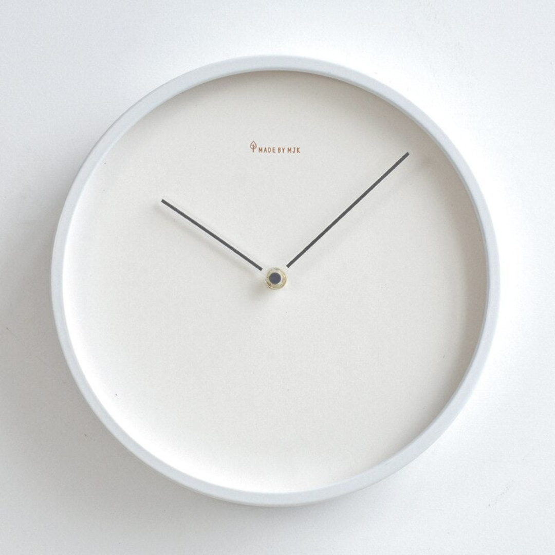 Minimalistische wandklok met stil quartzmechanisme en duurzame materialen