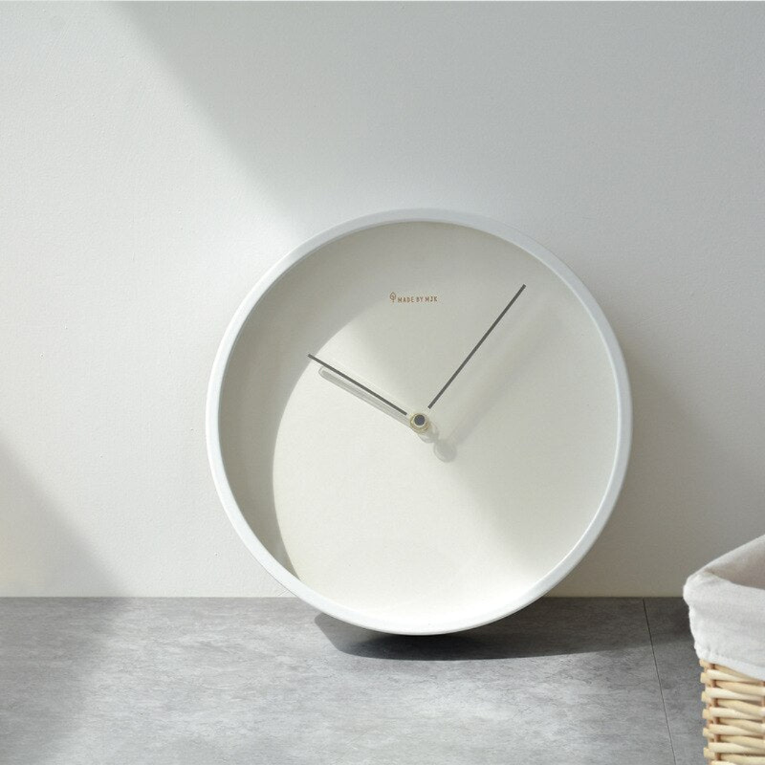 Minimalistische wandklok met stil quartzmechanisme en duurzame materialen